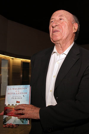 José María Pérez 'Peridis' con su nueva publicación presentada la semana pasada en León. | PEIO GARCÍA (ICAL)
