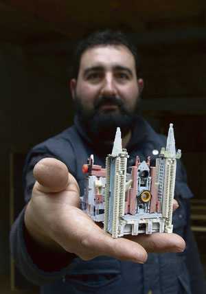 Sebastián Román con una réplica de la Catedral. | MAURICIO PEÑA