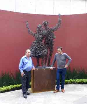 Pedro José Díez y Amancio González con la escultura alusiva a la jota leonesa en la sede de la grupación leonesa en México DF