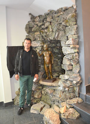 Amancio González posa junto a 'El Fresquín' en El Cazario de La Baña.