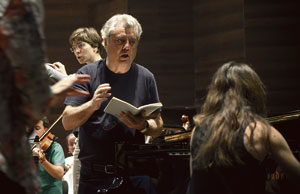 Bruno Aprea da instrucciones a una de las pianistas durante el ensayo en el Auditorio. | MAURICIO PEÑA