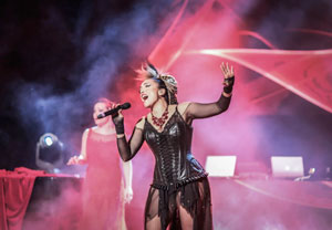 Una de las cantantes del espectáculo 'Music has no limits'.