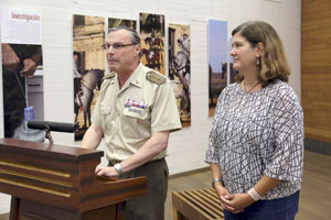 El coronel Javier Álvarez-Campana y la concejala Margarita Torres en la inauguración de la exposición. | CÉSAR