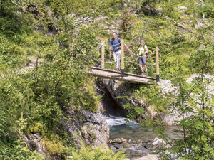 Se deben cruzar dos puentes de madera. | VICENTE GARCÍA