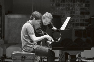 La pianista polaca Elza Kolodin con uno de los alumnos del curso. | MARÍA DÍEZ