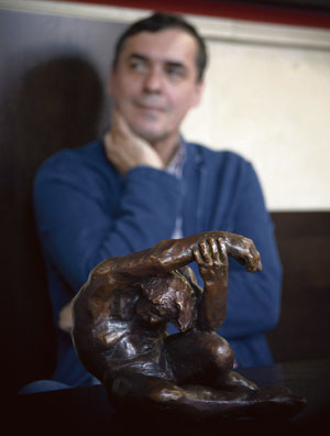 La estatuilla de Amancio con Cartarescu al fondo. | MAURICIO PEÑA