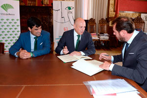Fernando Ríos y Óscar Puente proceden a la firma del convenio en presencia de Manuel Rubio.