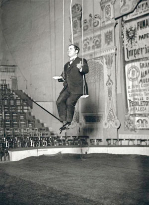 Ramón Gómez de la Serna en la conferencia (1923) en el Circo Americamo.