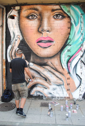 El arte urbano regresa en agosto a las calles de La Bañeza. | ABAJO