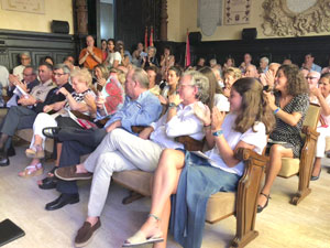 El Salón de Plenos se abarrotó de amigos y famiiiares. | P.F.
