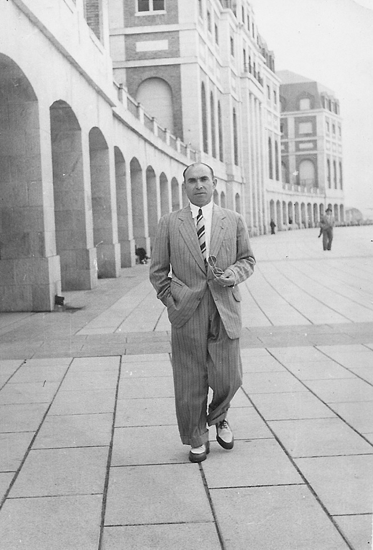 El abuelo Manuel Fernández Castro caminando por La Rambla de Mar del Plata el 25 de diciembre de 1951.