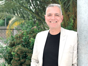 El periodista madrileño muestra su faceta de novelista en ‘La maldición de la Casa Grande’.| DOSPASSOS