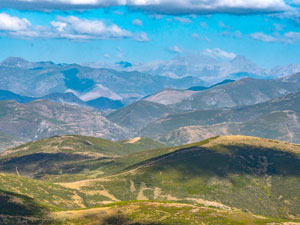 Vista del macizo de Peña Ubiña al fondo. | VICENTE GARCÍA