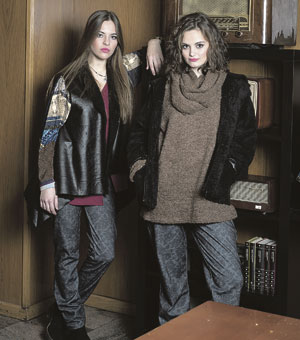 Dos modelos portan los diseños de prêt à porter de Susana Escribano.