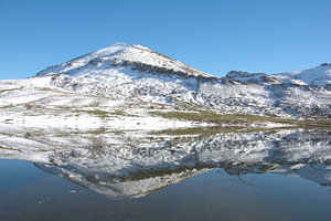 Las montañas reflejadas en las aguas del pantano. | VICENTE GARCÍA
