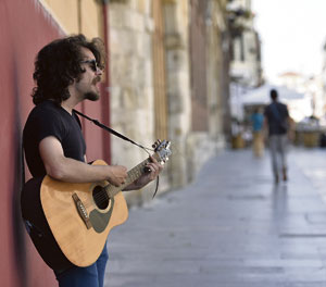 Elio García en el entorno de la Calle Ancha, frente a la Catedral. | SAÚL ARÉN