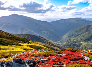 Salientes en el valle y el Pico Valdeiglesias desde Peñas Rubias. | VICENTE GARCÍA