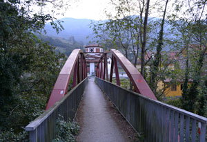 Puente metálico que da acceso a la iglesia de Santa María. | J.A. CUÑARRO