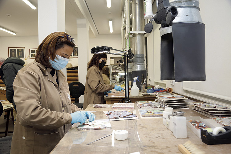 Las restauradoras de la empresa Estudios y obras Campo SL operando sobre los azulejos vidriados recuperados de la fuente de Zuloaga.