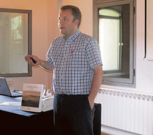 Javier Revilla durante su exposición en el curso de verano de Cistierna.