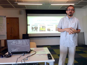 Rubén García durante la presentación de su novela en el Canada Water Culture Center de Londres.