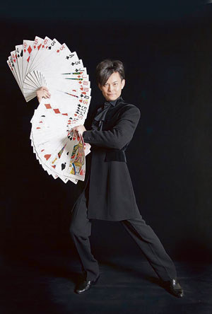 El japonés Takamitsu Uchida con sus naipes gigantes.