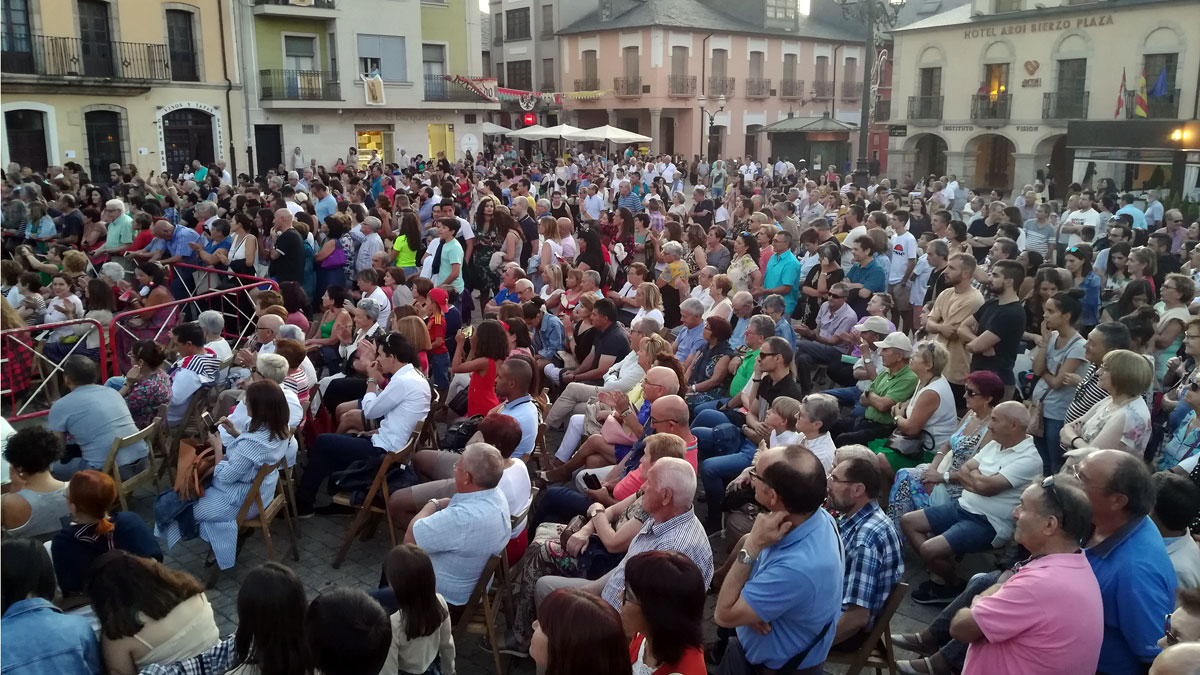El público abarrotó la plaza del Ayuntamiento para ver las colecciones. | D.M.