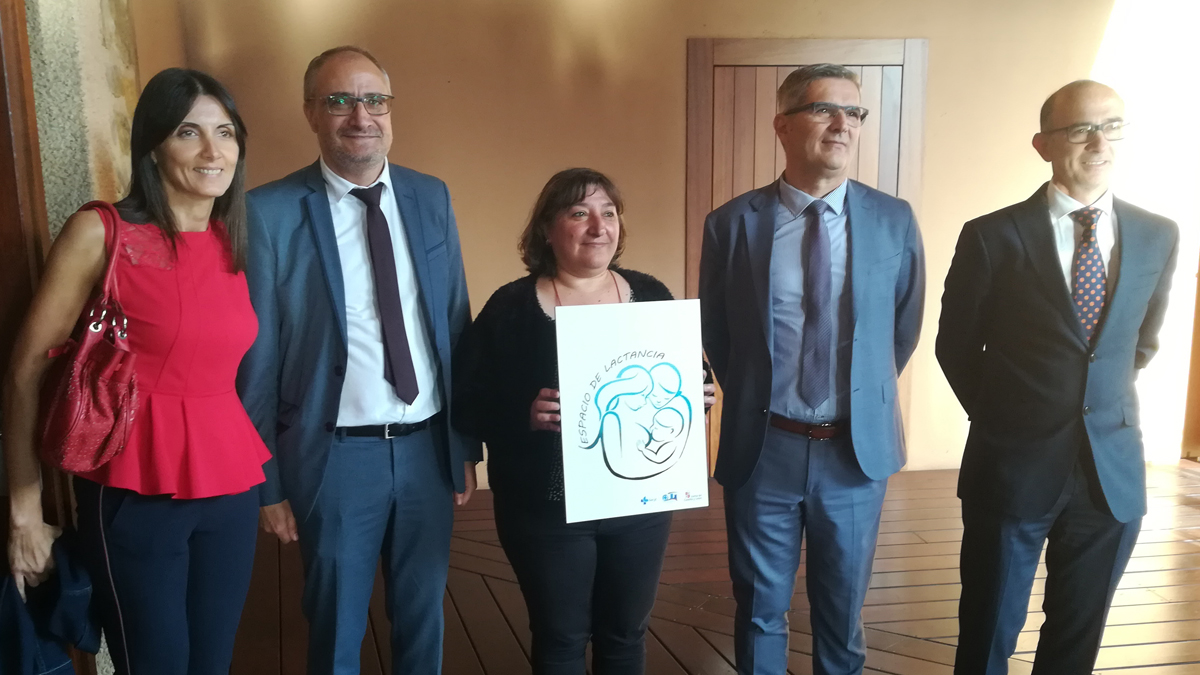 Responsables del Área de Salud del Bierzo, y el alcalde, en las jornadas de lactancia con el cartel señalizador. | D.M.
