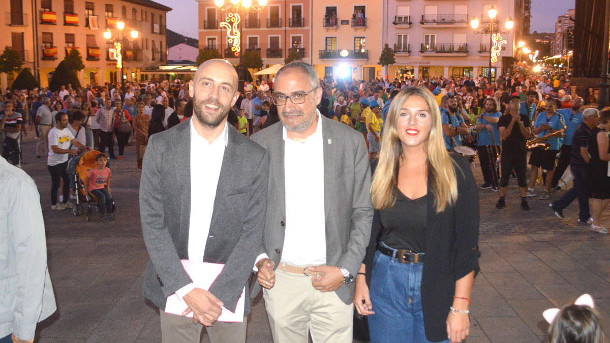 El pregonero, el alcalde y la concejala de Fiestas antes de subir al balcón. | D.M.
