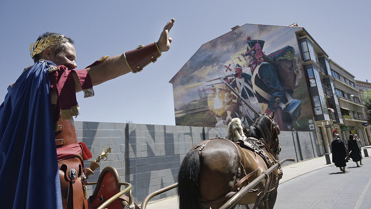 El César paseando por las calles de Astorga. | JESÚS F. SALVADORES