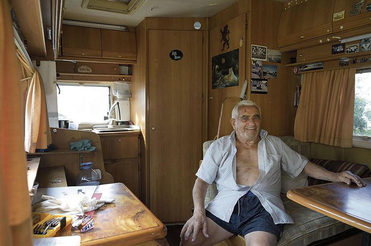 Abel en su caravana, «en mi casa»diría él, en la que tiene todo lo que necesita para recorrer el mundo con absoluta libertad. | JESÚS F. SALVADORES
