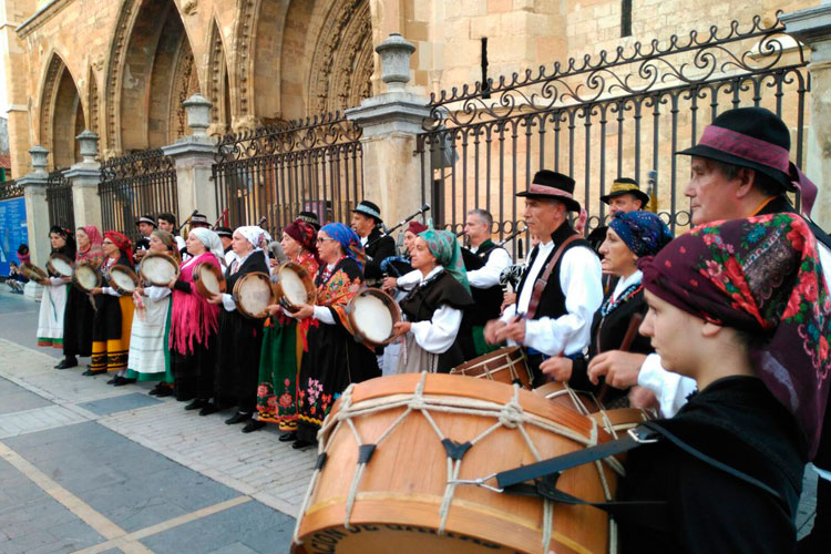 Agrupación de gaitas de la Virgen del Camino. | AGAVICA