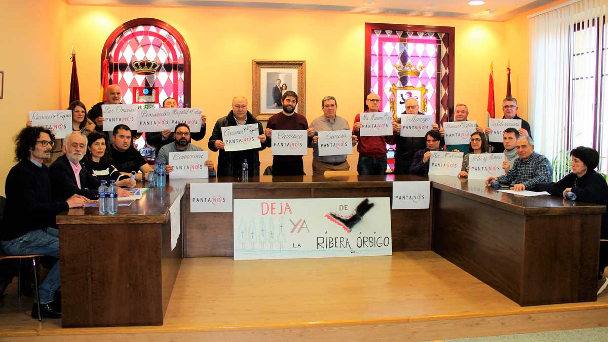 Alcaldes durante la reunión en el Ayuntamiento de Carrizo. | L.N.C.
