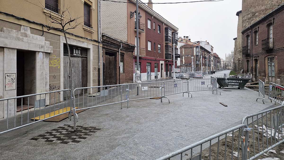 En Los Cubos solo queda retirar las vallas e iluminar la muralla. | A.M.