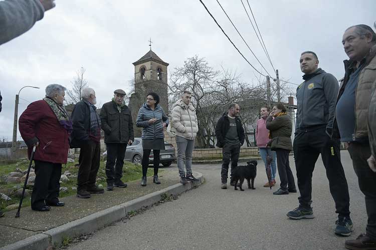 Valentina, Mario, Antonio, Leonor, Jesús ‘padre e hijo’, el perro Luca, Mari, Rosario, Rafa y Cencio el presidente en improvisado filandón. | JESÚS F. SALVADORES