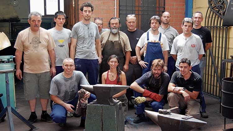 Grupo de forja artística contemporánea del Centro de Oficios y Artes Plásticas. | L.N.C.