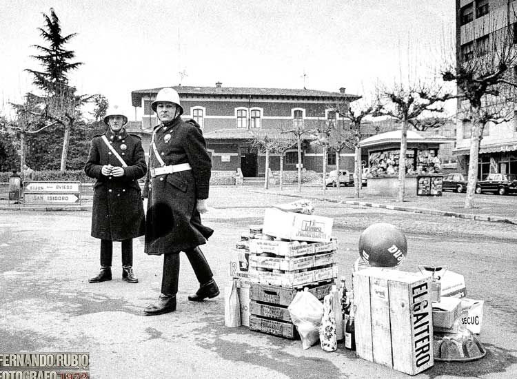 El popular Mariano y su compañero municipal en Padre Isla (estación de Matallana) rodeados de los regalos del aguinaldo navideño hace 50 años. | FERNANDO RUBIO