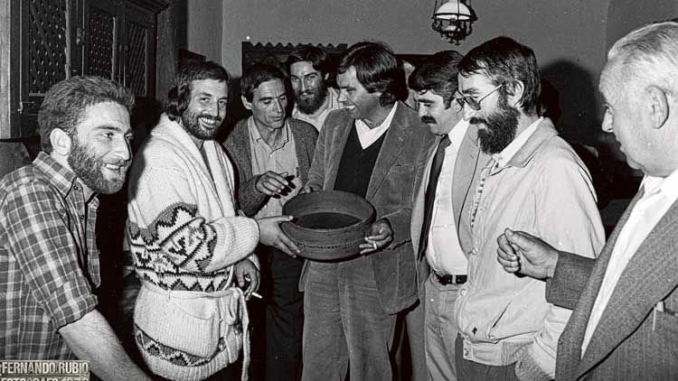 El director de la revista Ceranda le entrega una ceranda junto a leoneses como Yuma,Manoplo Nicolás, Maxi Barthe, Pérez de Lera o Cabezas. | FERNANDO RUBIO