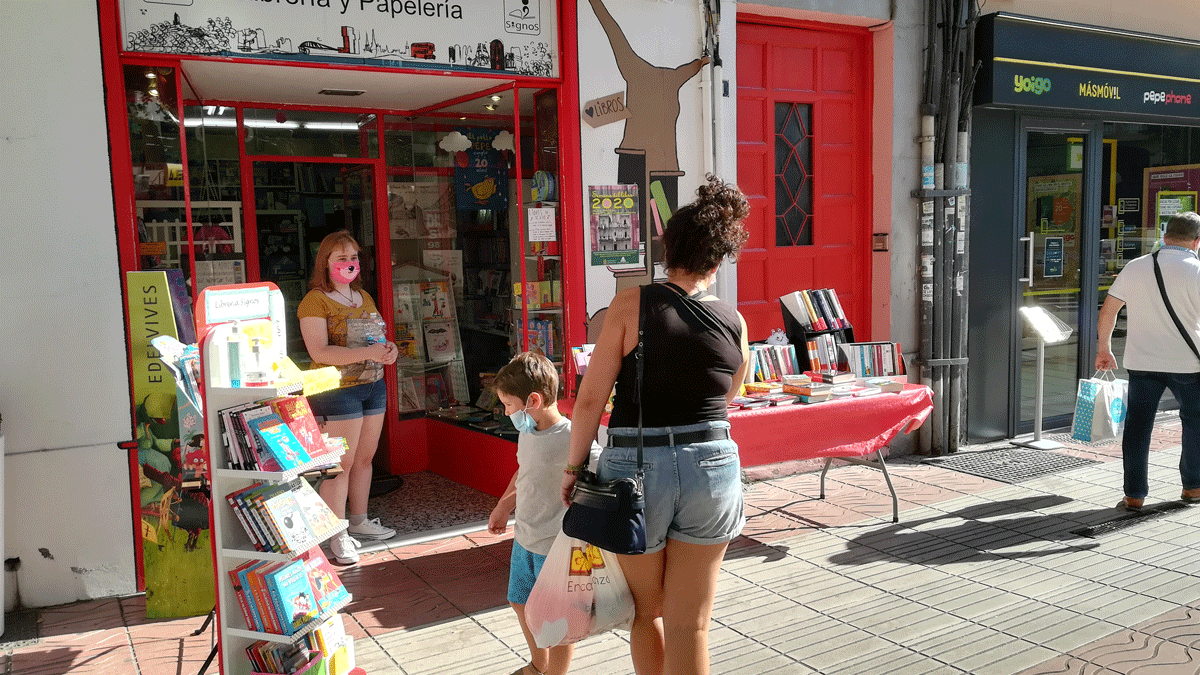 La librería Signos también ha sacado su puesto en el centro de la ciudad. | D.M.