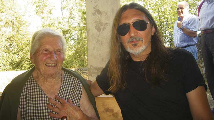 Maximina se fotografió con Lolo cuando en agosto de 2012 acudió a uno de sus talleres. | L.N.C.