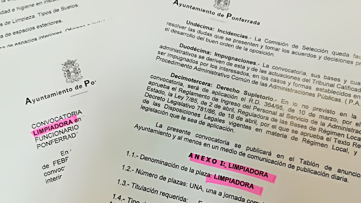 Imagen de algunos de los folios de las bases, donde se recoge la denominación de la plaza.