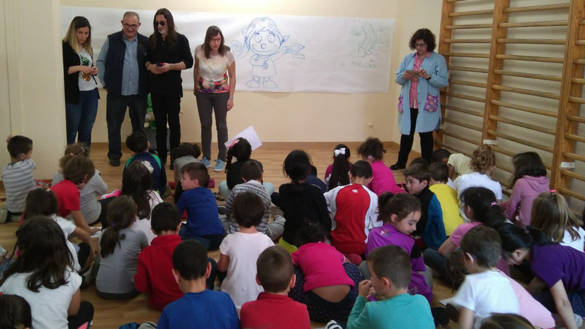 Un grupo de alumnos aprenden a dibujar a Xardón.