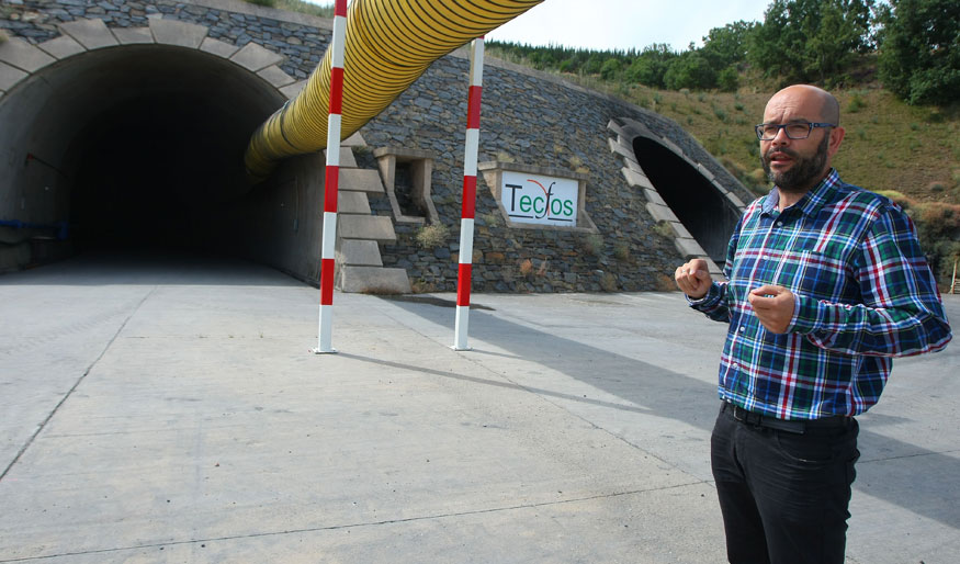 El director general de la Fundación Santa Bárbara, Manuel Álvarez Pastor, junto a una de las bocaminas de la instalación. | CÉSAR SÁNCHEZ