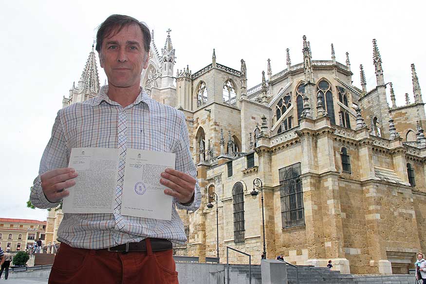 Roberto Vega, con los documentos que acreditan el galardón otorgado a su padre por colaborar en el incendio de la catedral de León en 1966. | PEIO GARCÍA (ICAL)