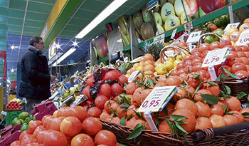 Instante de la compra en el supermercado Alimerka de la avenida Reyes Leoneses, cuya especialidad en los productos frescos le convierte en una garantía.