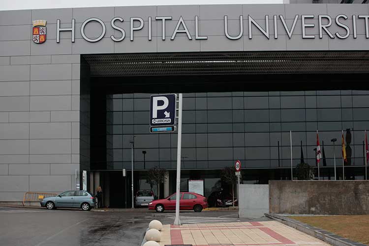 La oposición critica el frustrado ‘tarifazo’ del parking del Hospital. | DANIEL MARTÍN