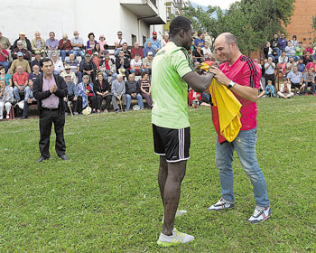 Los dos homenajeados de la tarde, Pedro Llamas ‘El Polvorilla’ y el africano/leonés Rowand Mountalá. | MAURICIO PEÑA