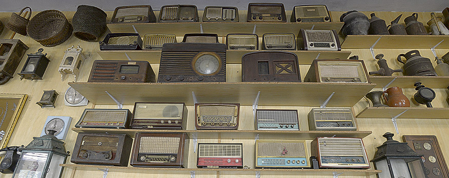 Una de las estanterías de la zona arreglada del museo, la dedicada a mesón, con un buen número de viejos aparatos de radio y otros útiles.| MAURICIO PEÑA
