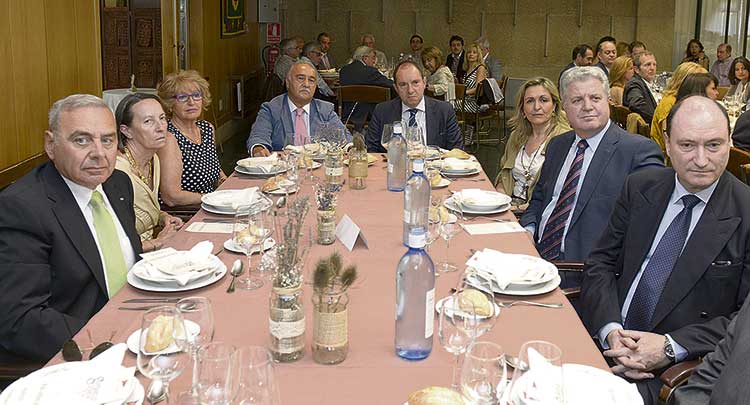 Personalidades políticas, militares y empresariales acudieron a la entrega. | M. PEÑA