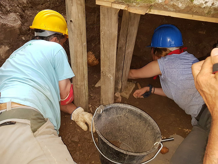 La dificultad de la extracción obligó a utilizar técnicas mineras de posteo.